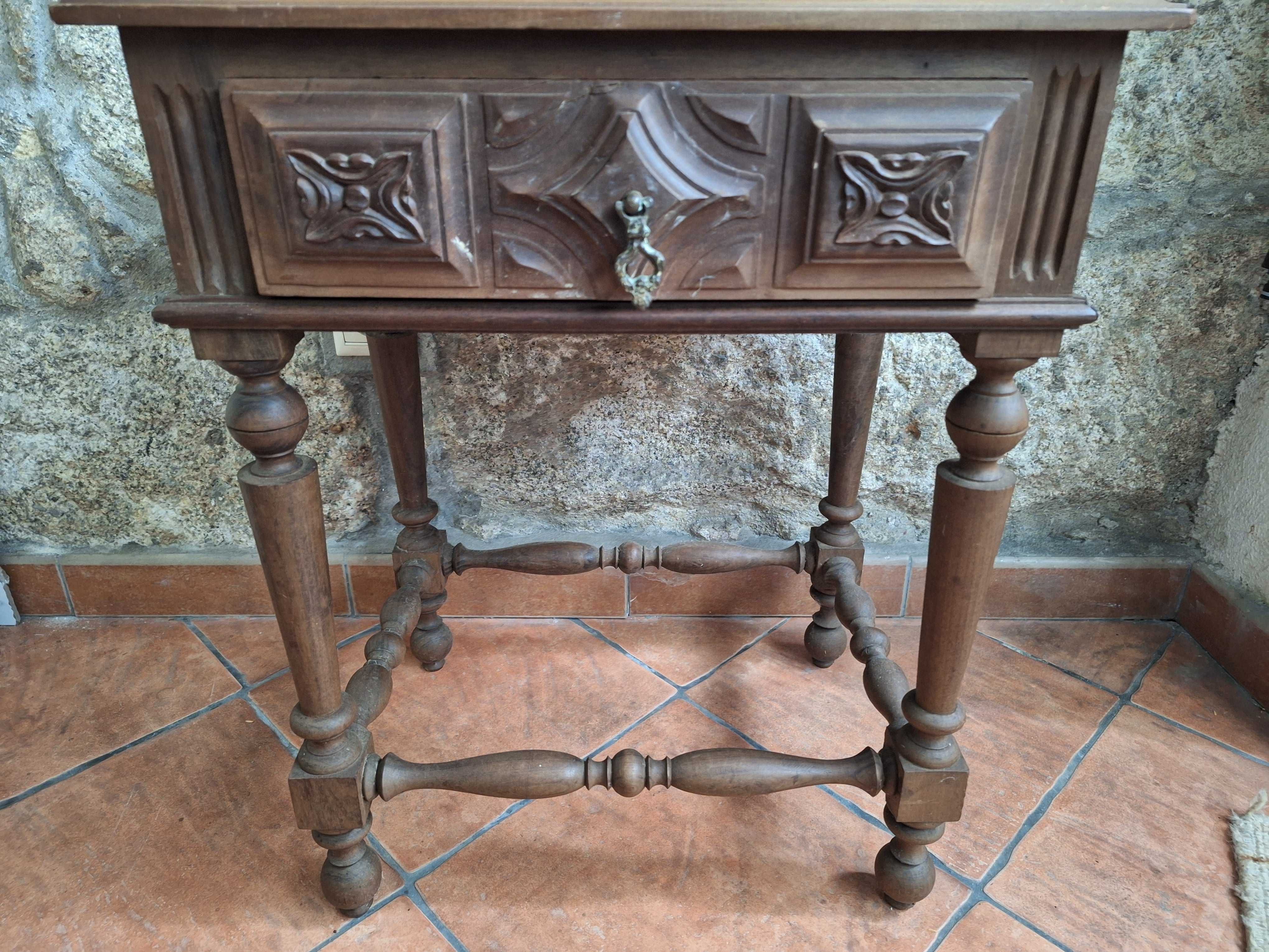 Mesa de cabeceira para restauro