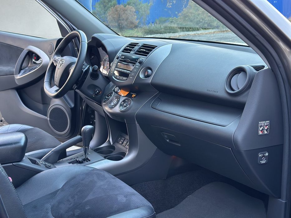 Продам Toyota RAV4 2011 год