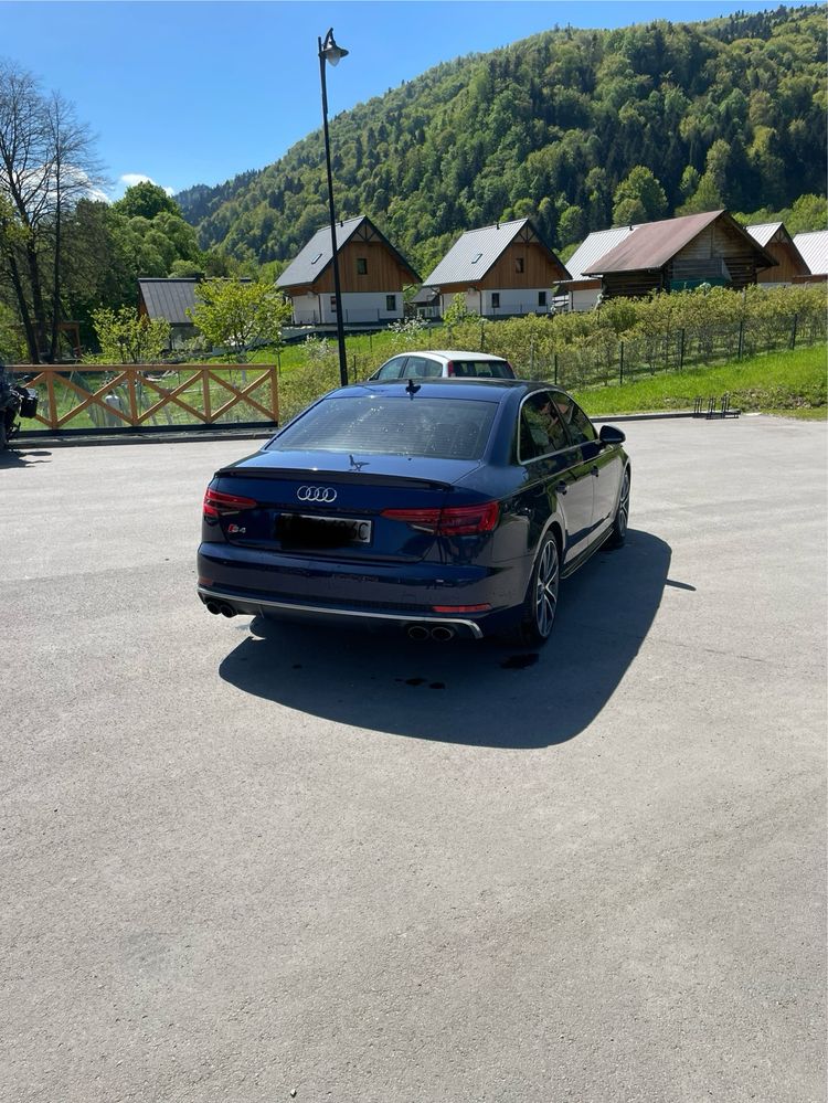 Audi S4 3.0v6 Turbo 2018 Uszkodzone tylko wizualnie.