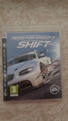 PS3 com 2 jogos (FIFA e Need for Speed) e comandos