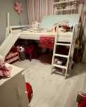Cama alta de criança com escorrega