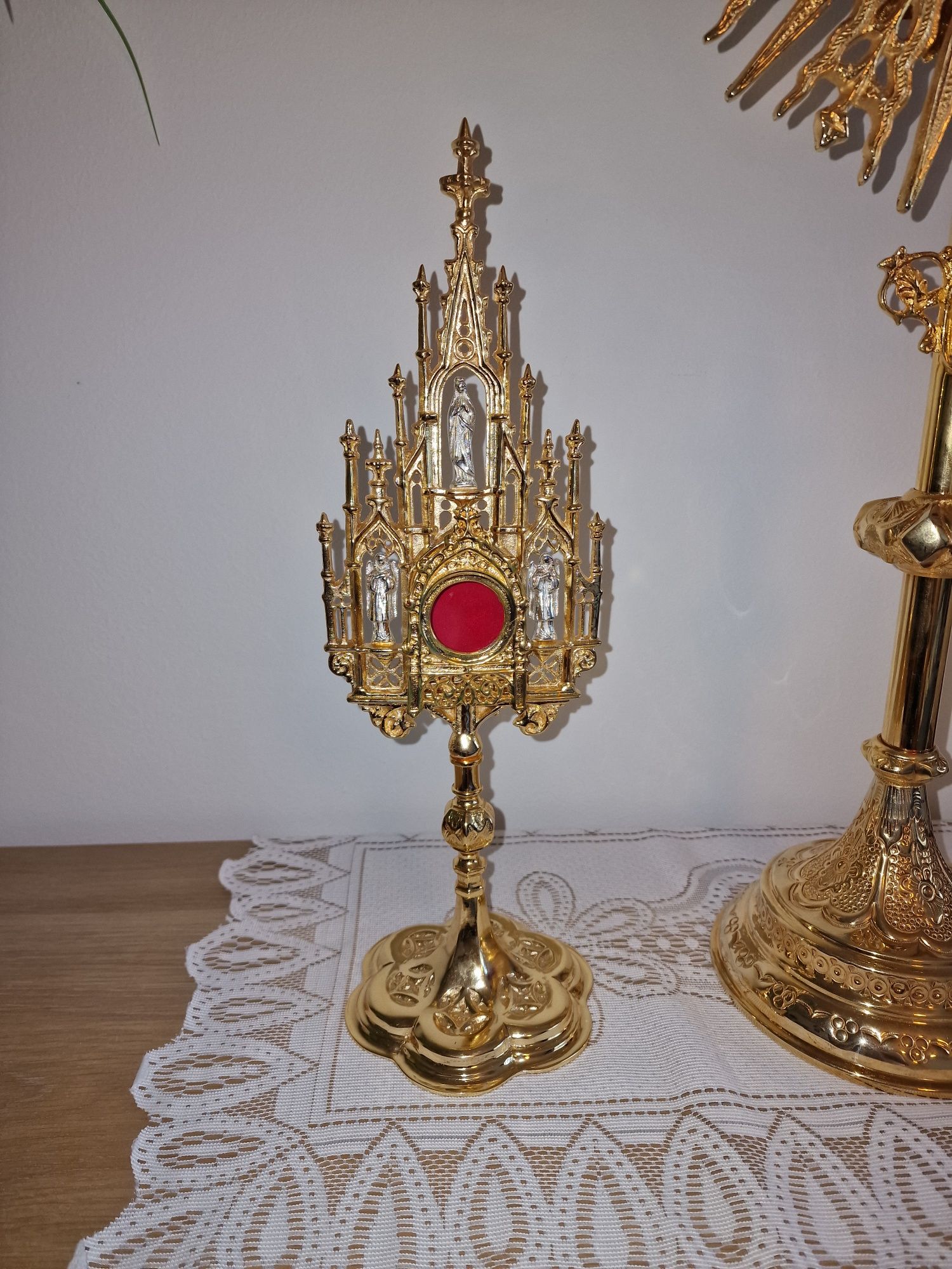 Relikwiarz lub monstrancja gotycka liturgiczne