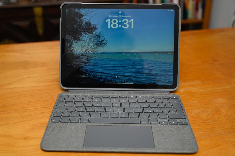 iPad Air 5ª geração M1 256GB c/ Logitech Combo Touch