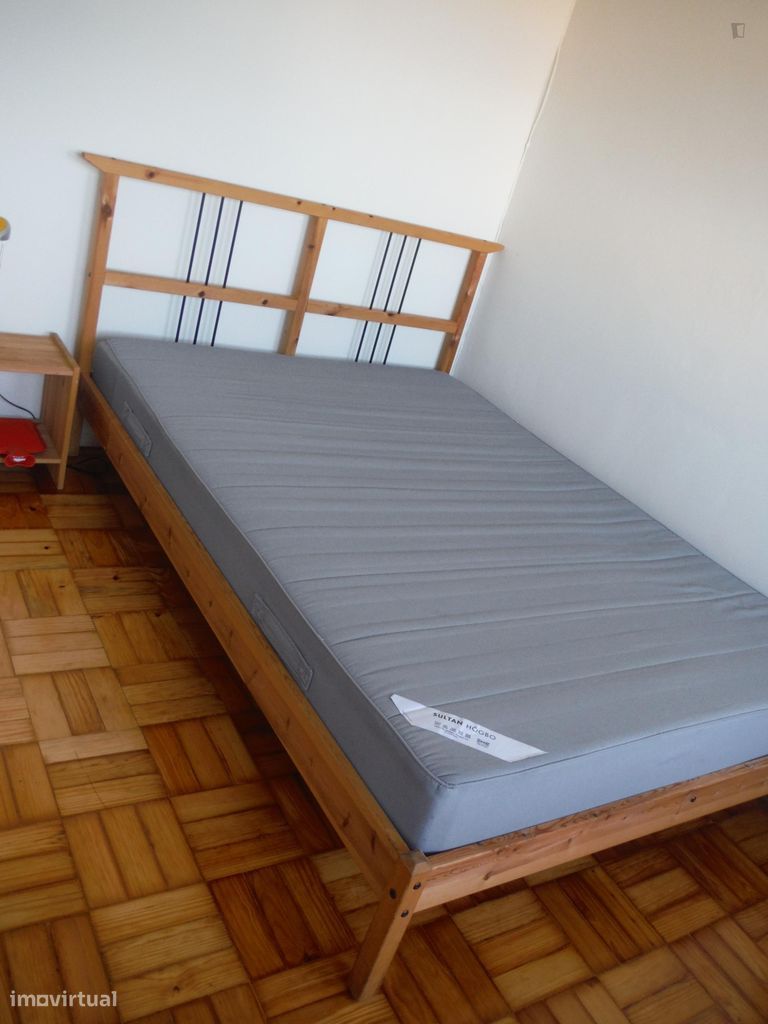 22874 - Quarto com cama de casal, com casa de...
