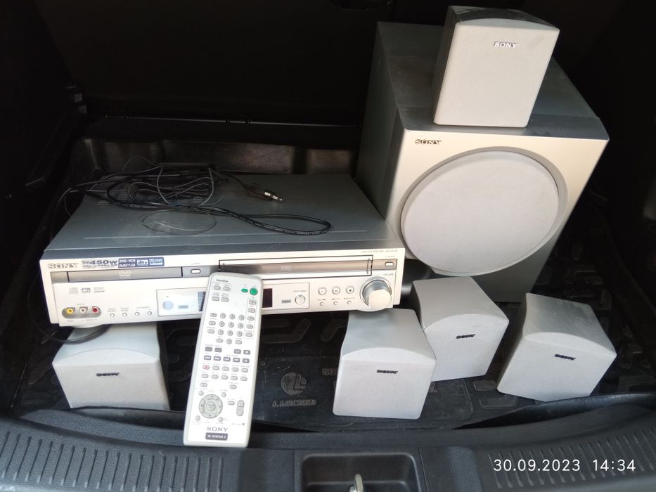 Домашній кінотеатр (Відеомагнітофон, програвач дисків та тюнер)