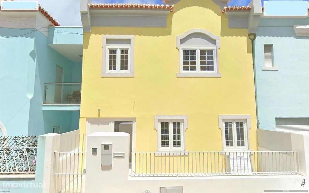 Moradia T4 com estacionamento, Praça de Londres, Lisboa