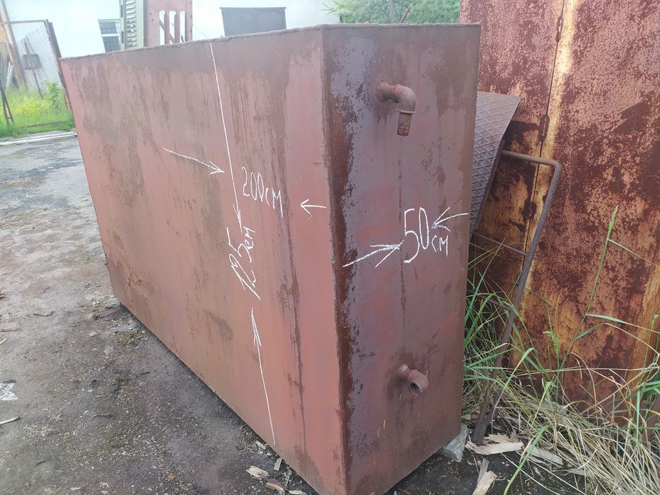 Тара металева різних розмірів.