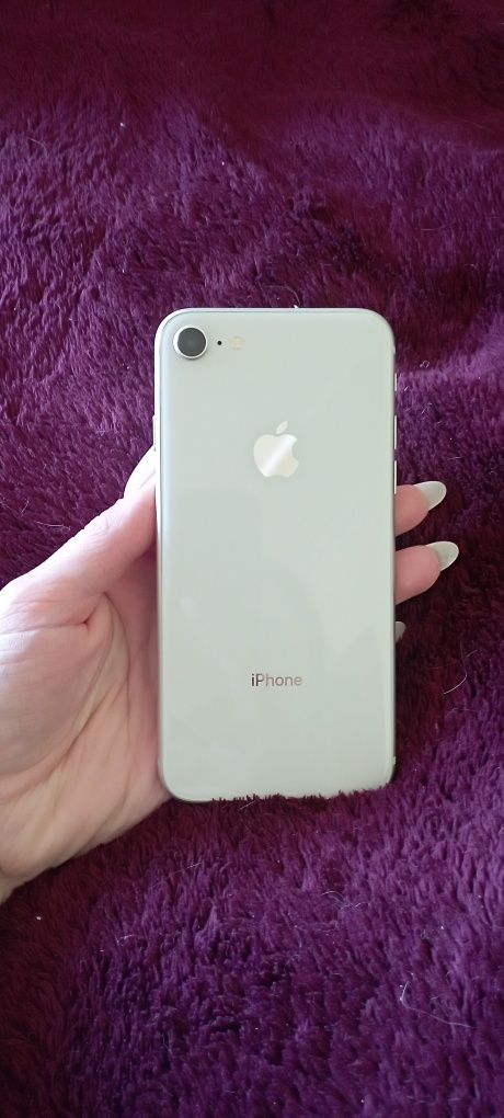 iPhone 8.64 Gb.Silver.Оригінал. + Зарядний пристрій