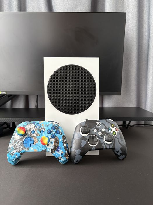 Xbox Series S + 2 джостика + оригинальный акумулятор