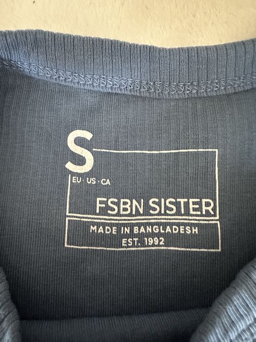 Przylegająca koszulka z krótkim rękawem niebieska S