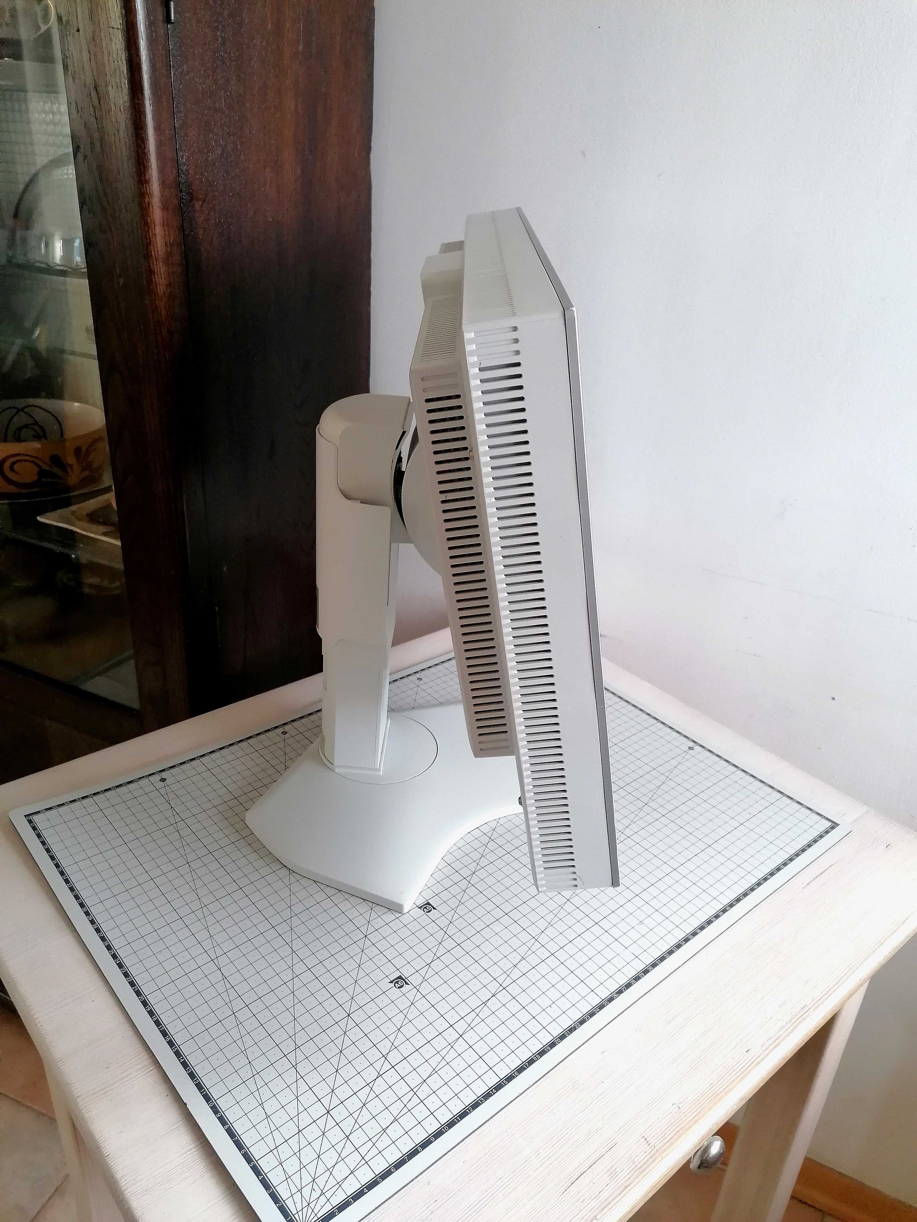 Monitor 24" NEC MultiSync P242W