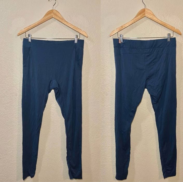 ciemnoniebieskie legginsy lub spodnie do jogi