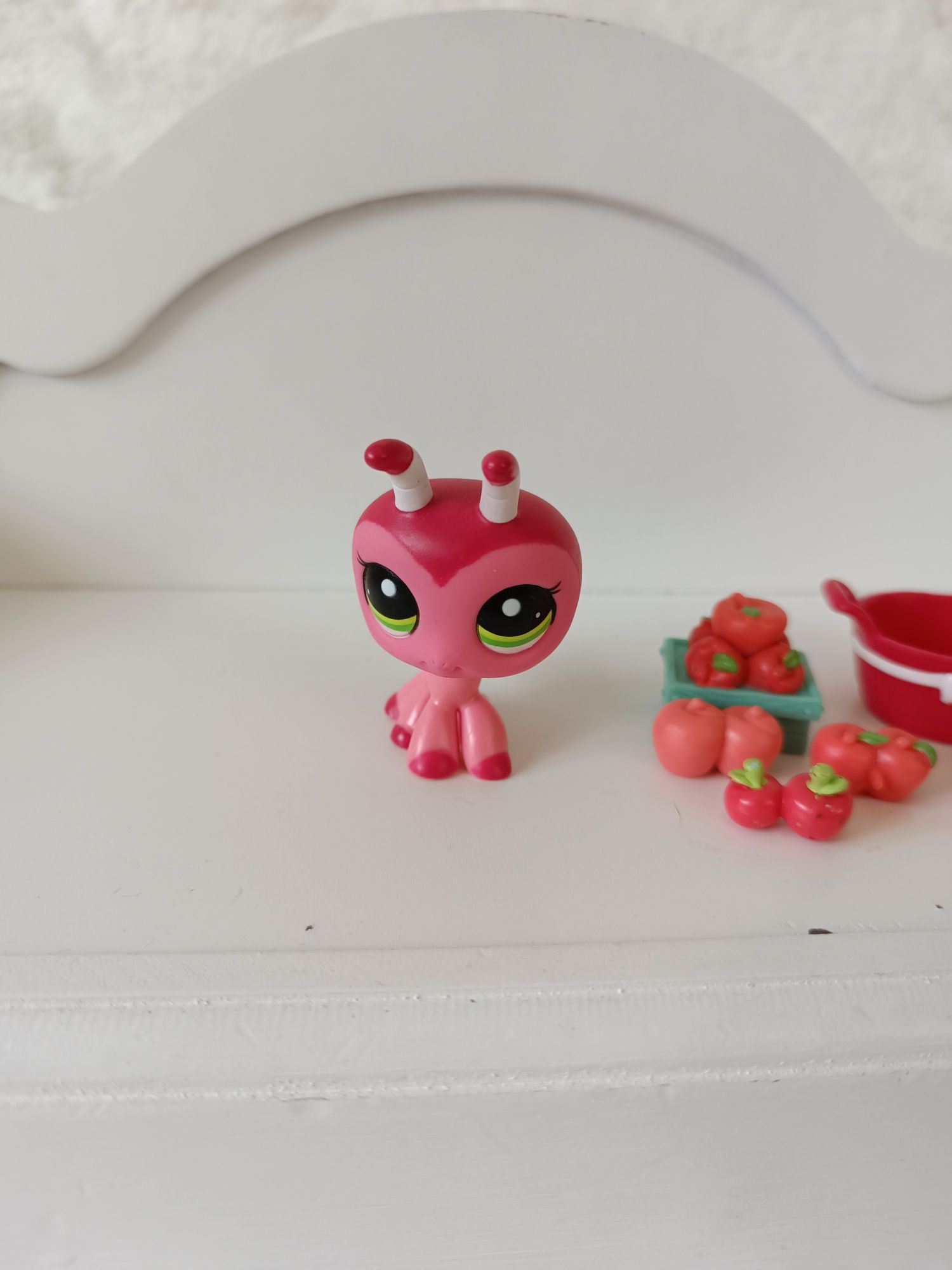 Figurka lps 2410 littlest pet shop Hasbro czerwona mrówka Blythe