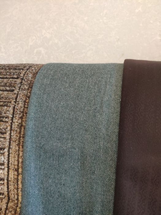 Відрізи різних натуральних тканин.