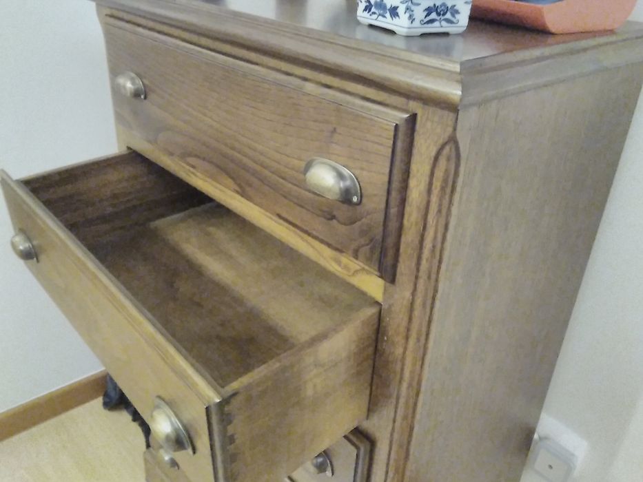 Móvel gaveteiro em madeira de castanho c/ novo Desocupar