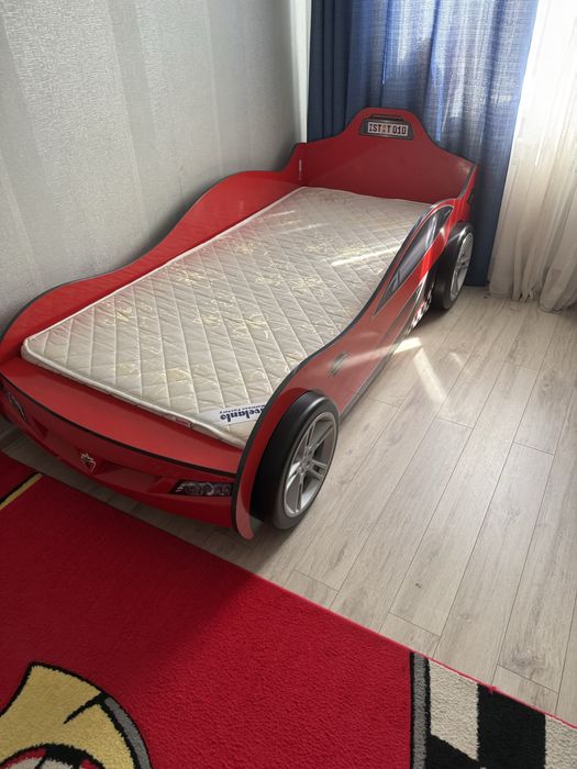Кровать машинка с матрасом и ковриком