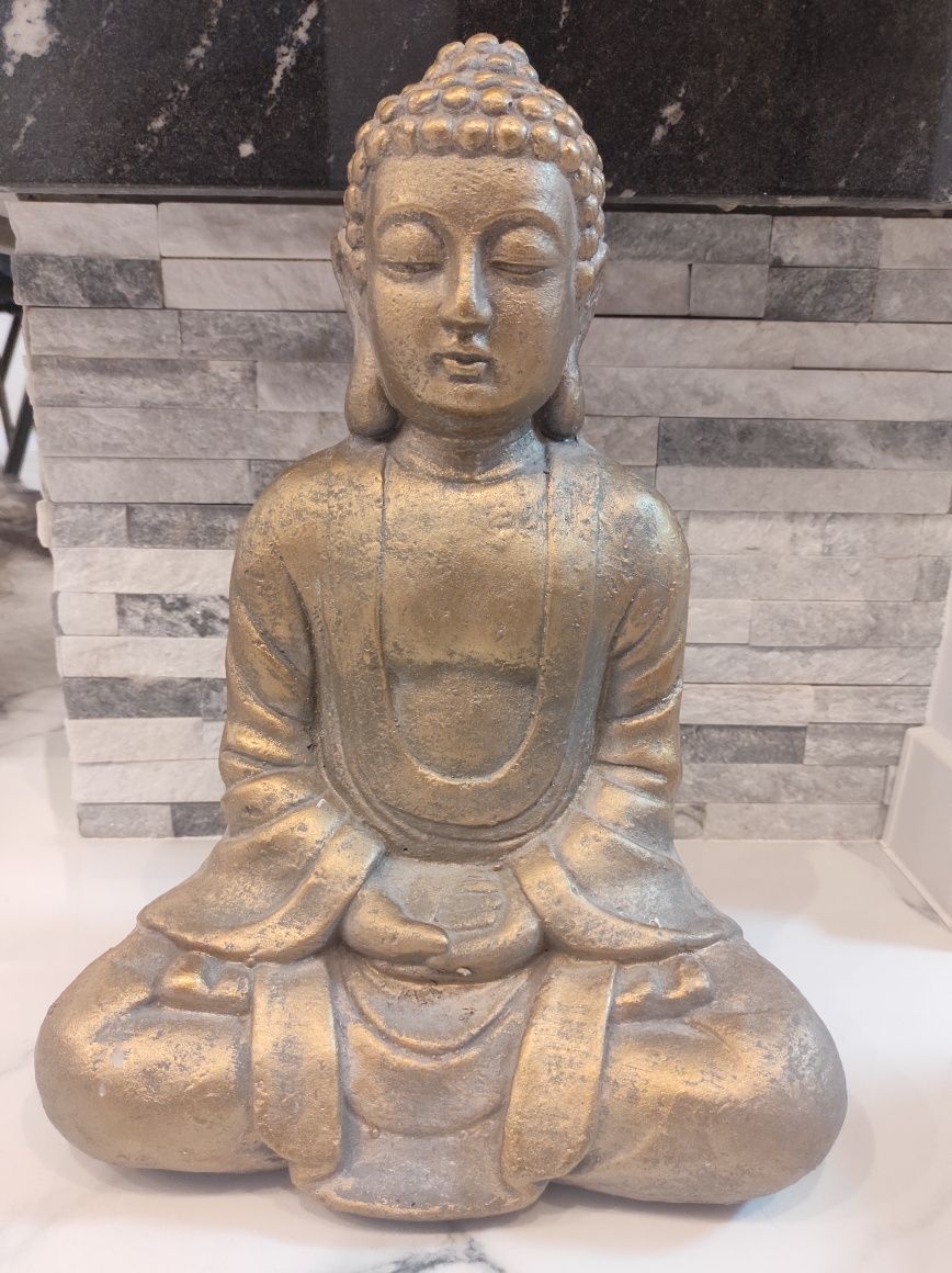 Figurka medytującego buddy