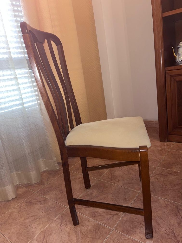 Mesa de Sala de Jantar em madeira com cadeiras