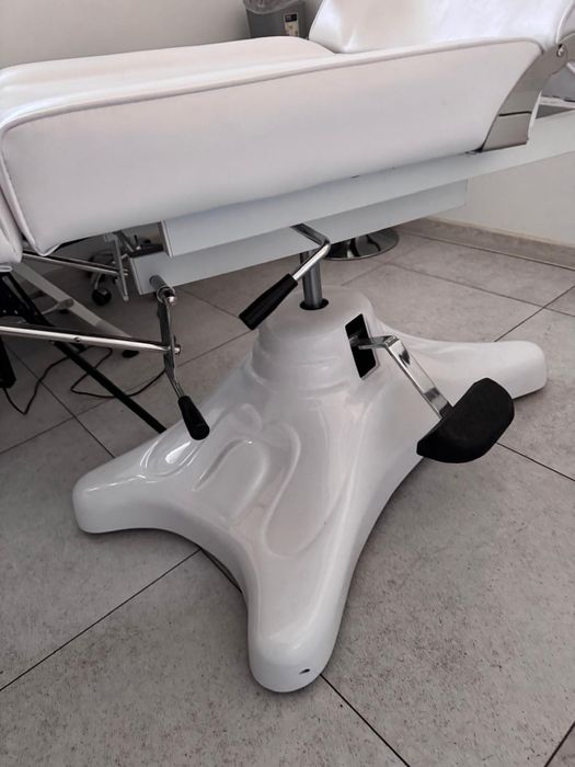 Fotel hydrauliczny do pedicure.
