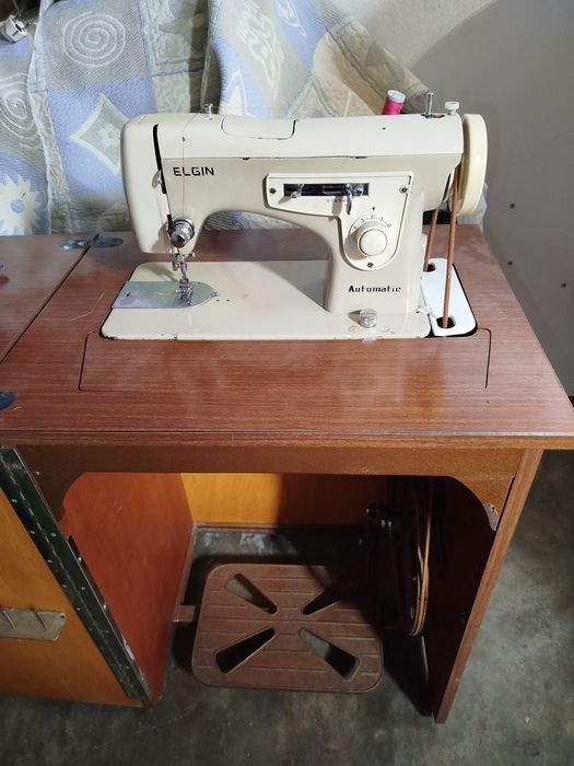 Máquina de costura manual com móvel