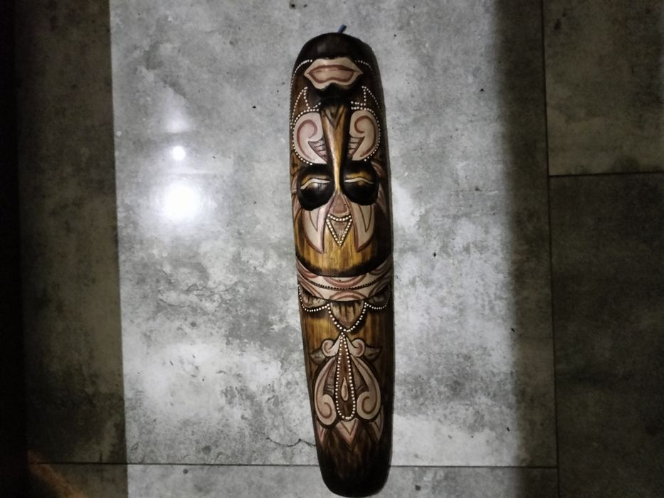 Maska afrykańska ma bardzo ładne kolory jak na swój wiek1