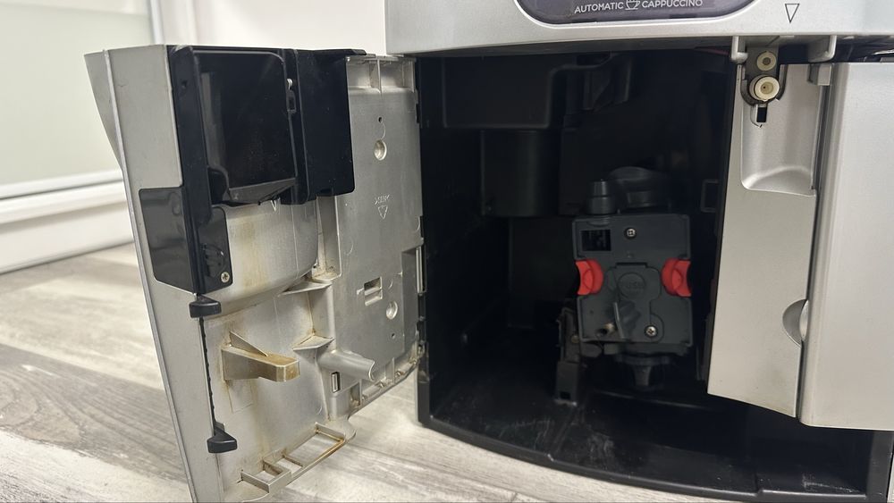 Кавомашина DeLonghi Magnifica з капучінатором