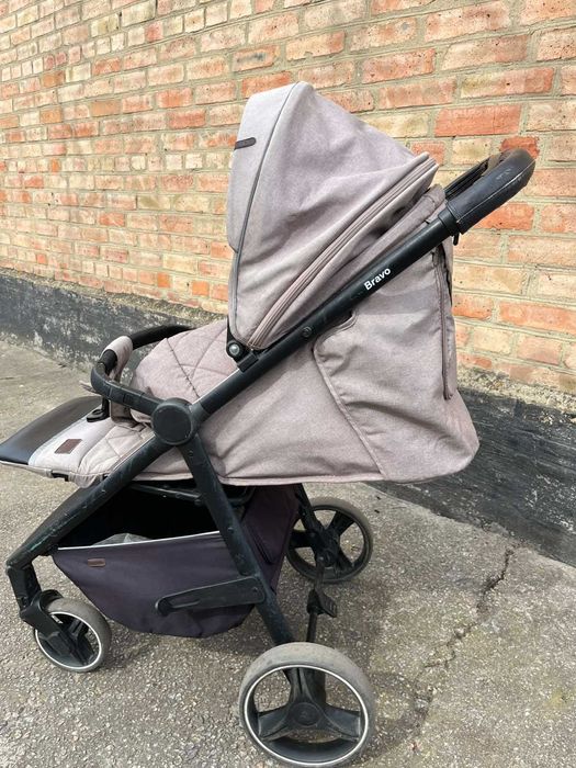 Дитяча коляска Carrello Bravo легка, швидко складається