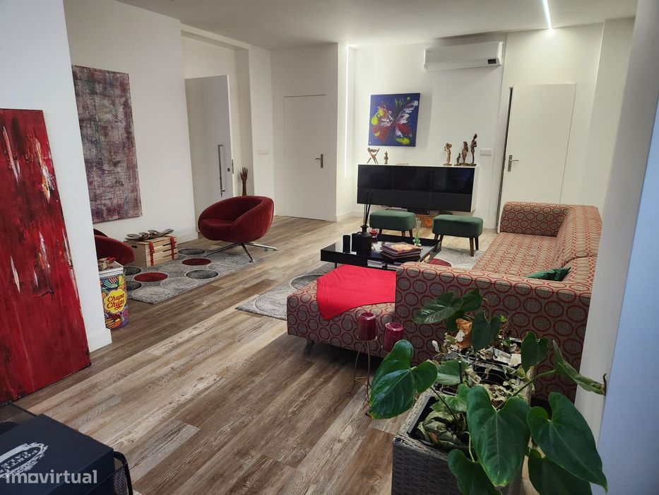Escritorio + 2 Studios Residenciais + Garagem