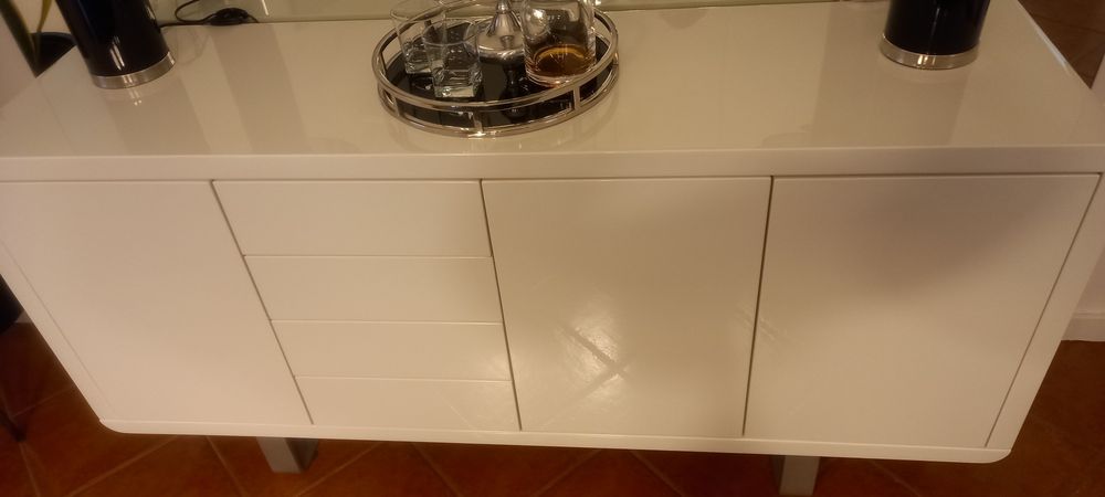 Aparador de sala de jantar branco brilhante