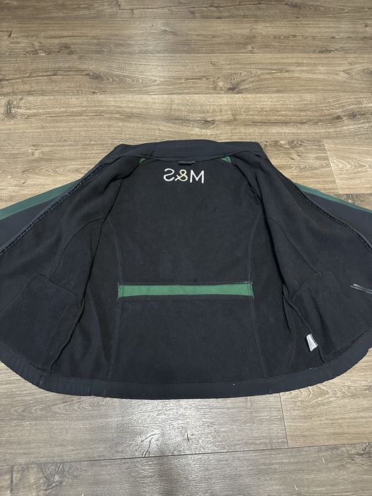 Чоловіча софтшелл куртка M&S чорного кольору з зеленими вставками