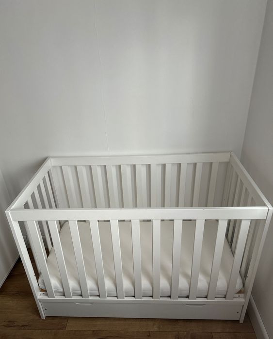 Drewniane łóżeczko z materacem i szufladą