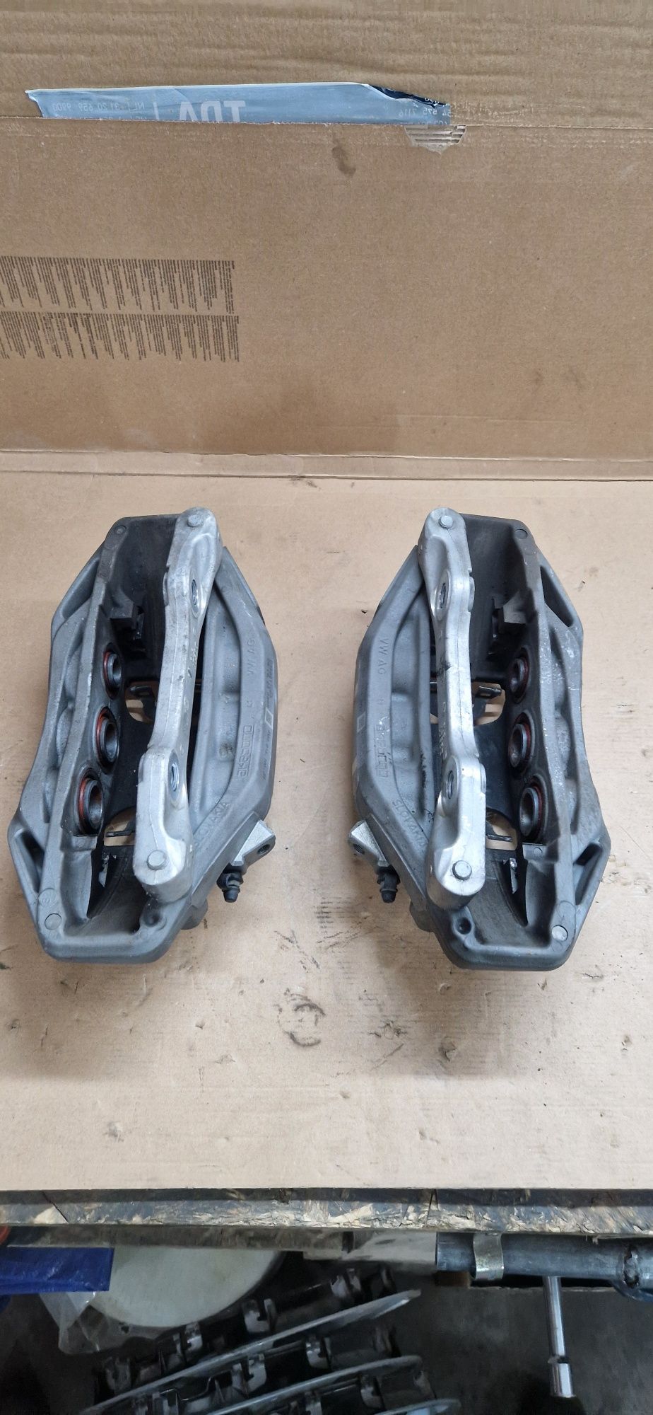 Zacisk prawy lewy audi q7 4m061.5105/6 jh