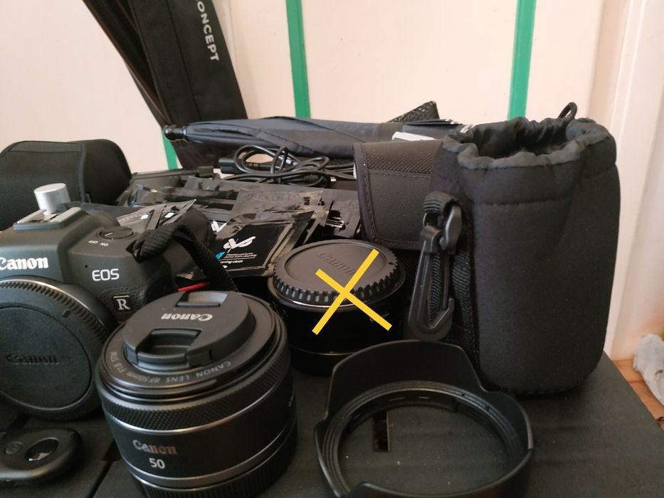 Aparat fotograficzny bezlusterkowy Canon EOS RP, obiektyw, lampa błysk