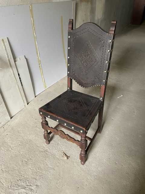 Cadeira antiga em couro
