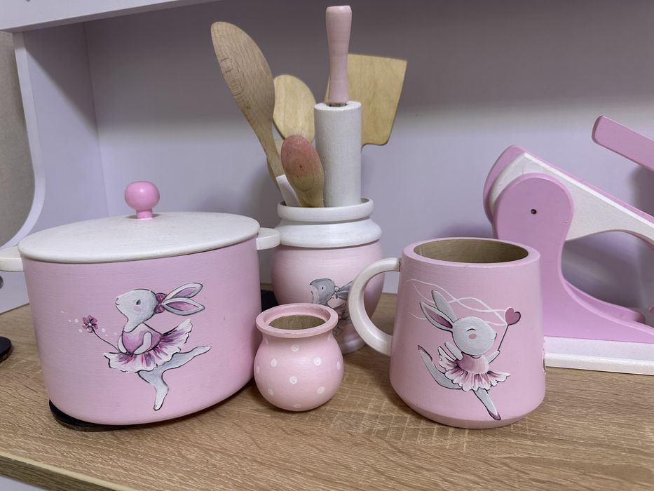 Ніжно-рожевий посуд з дерева