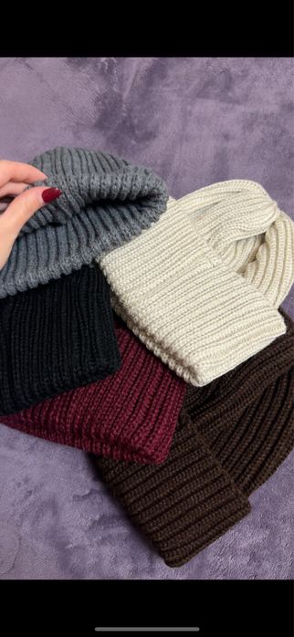 Тепла жіноча шапка