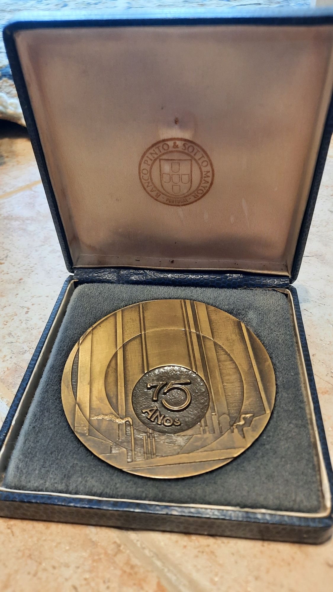Medalha de bronze comemorativa 75 anos banco pinto e sotto mayor