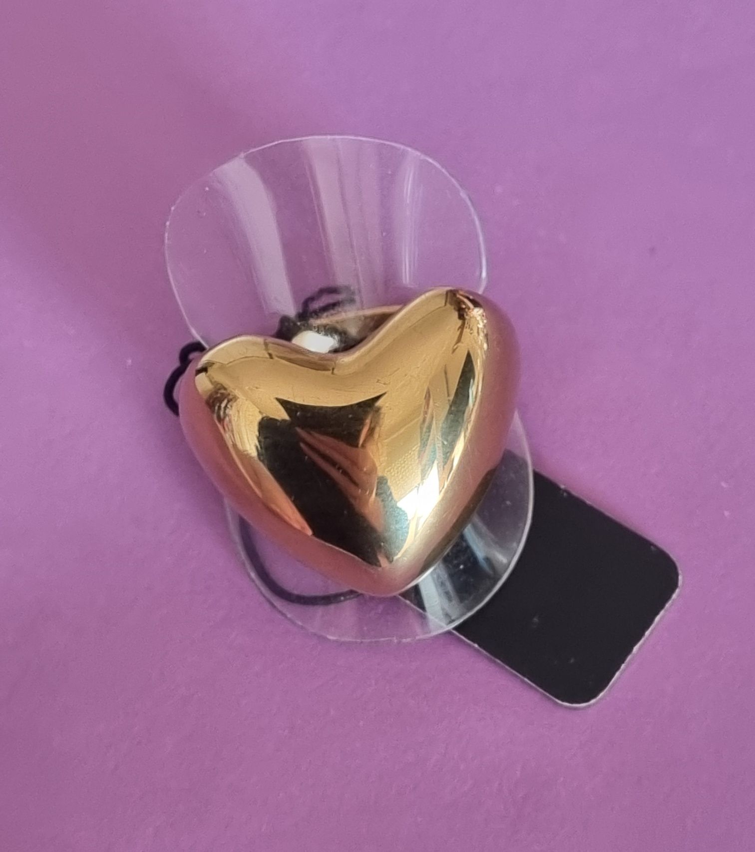 Anel dourado, em aço, em forma de coração. T20