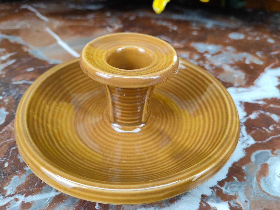 Ceramiczny prążkowany świecznik z okapnikiem