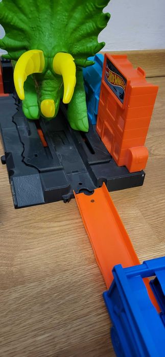 Hot wheels tor smok i triceratops