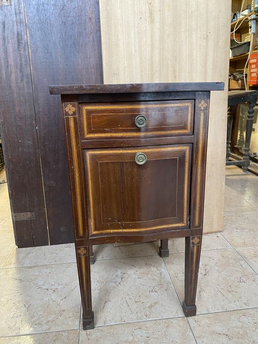 Mesa de cabeceira antiga para restauro