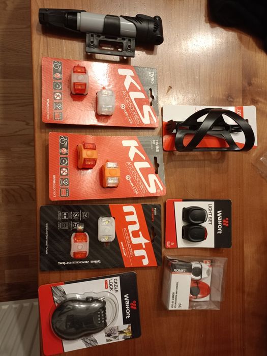 Zestaw akcesoriów rowerowych pompka, lampki, zapięcie, uchwyt na bidon