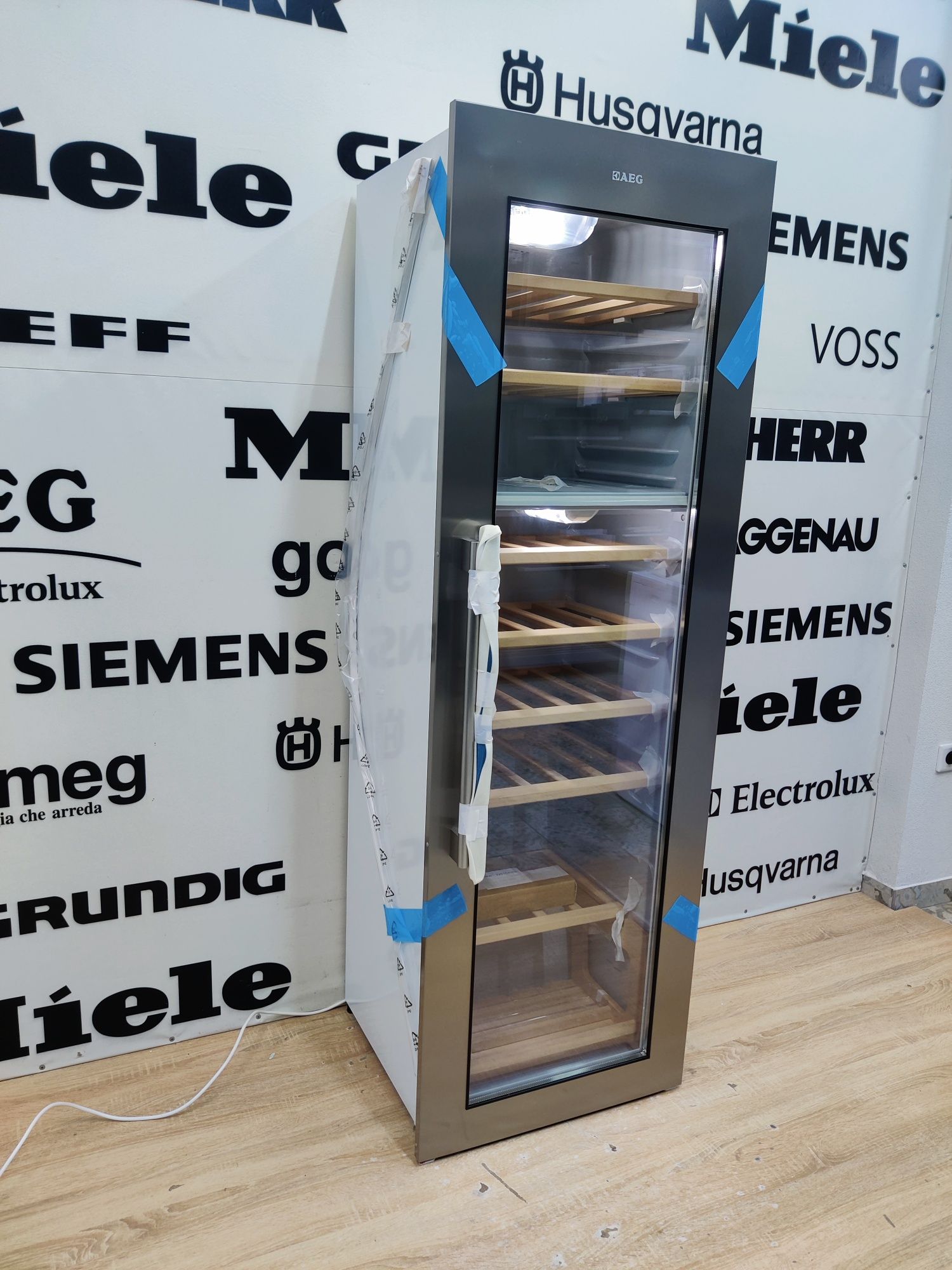 Шикарний вбудований шкаф для вина SMEG™. Фасад нерж+скло. Італія!