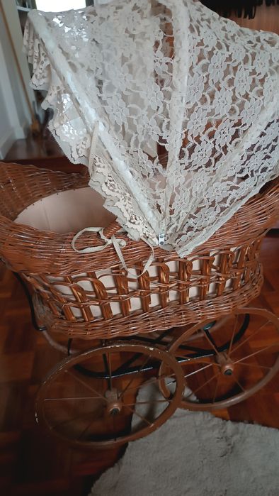 Carrinho de bonecas antigo em verga e metal