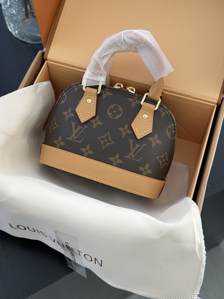 Сумочка в стилі LV