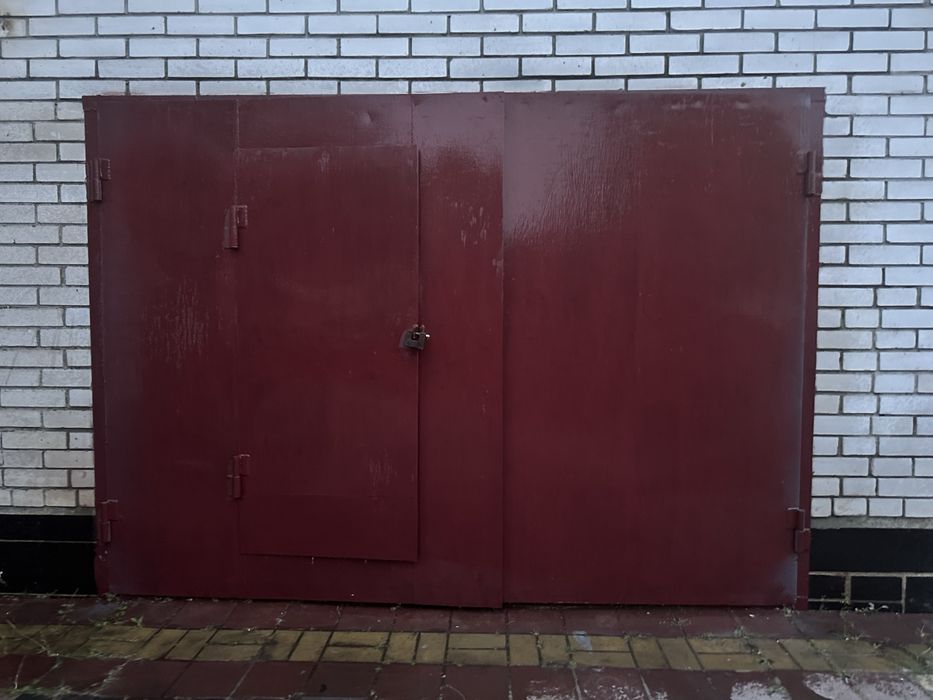 Металеві гаражні ворота з хвірткою 2,56х1,80