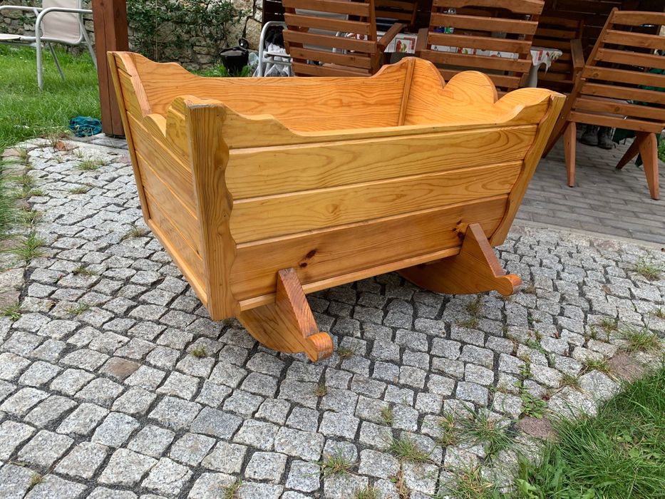 Kołyska sosnowa drewniana niemowlęca retro do sesji fotograficznych