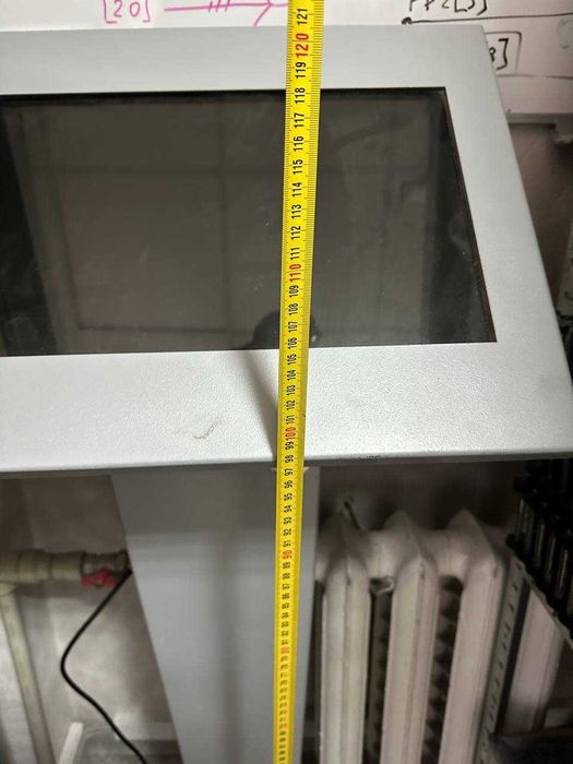 Вертикальная стойка с сенсорным экраном и компьютером