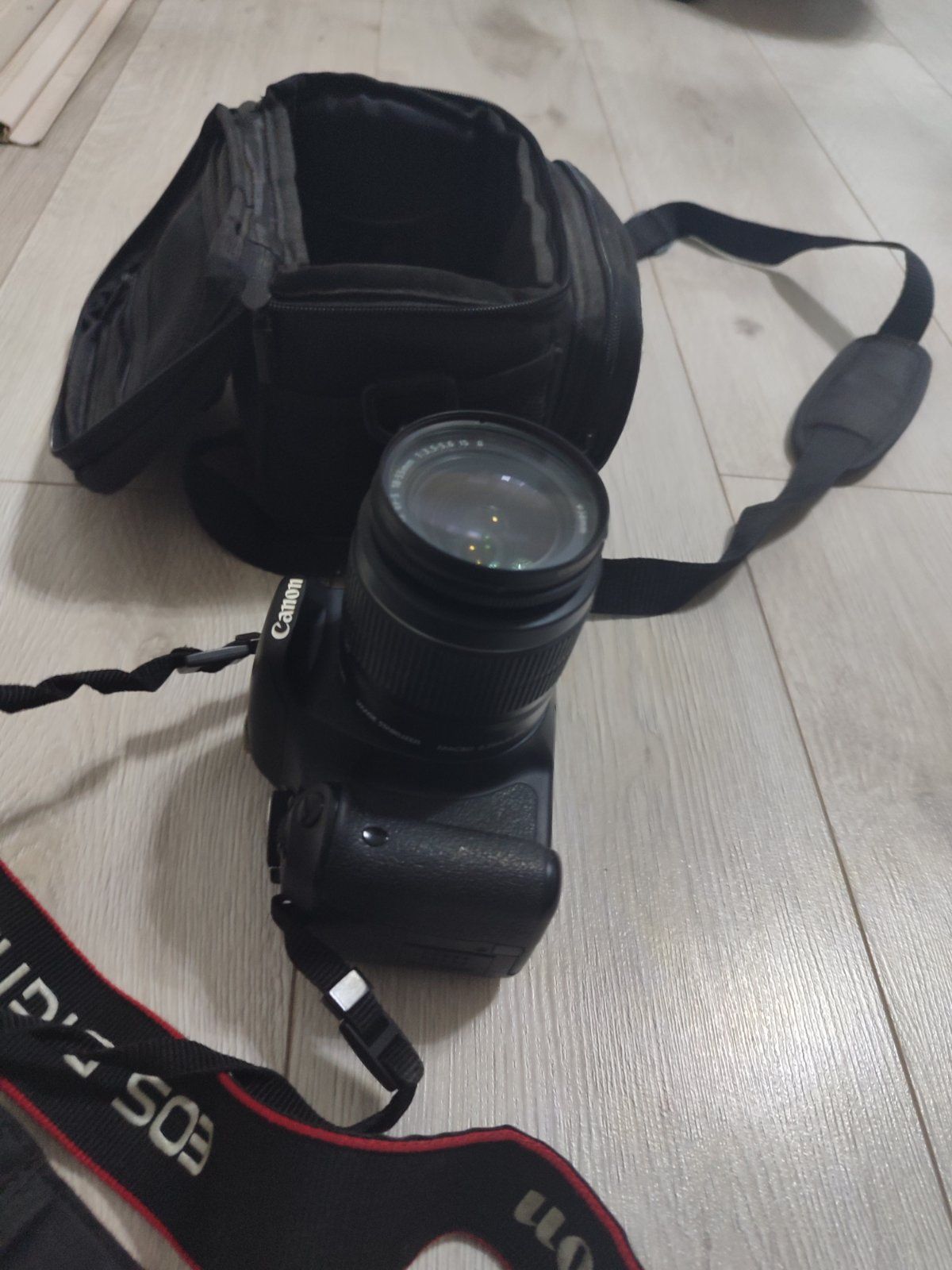 Дзеркальна камера Canon EOS 600D без торгу