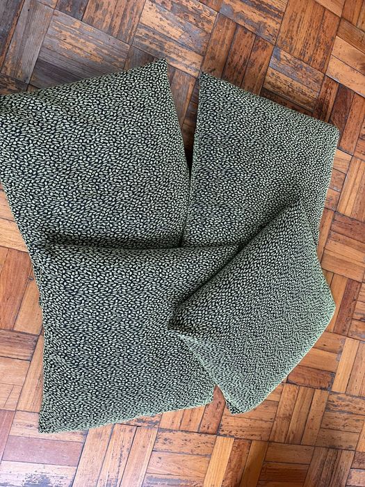 Almofadas pretas e brancas